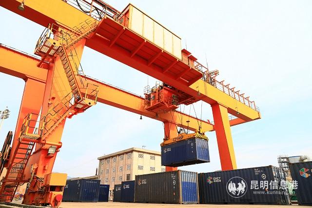 铁路抢运2500吨化肥驰援湖北春耕。通讯员周涛 何思远 供图5 铁路抢运2500吨化肥驰援湖北春耕。通讯员周涛 何思远 供图5