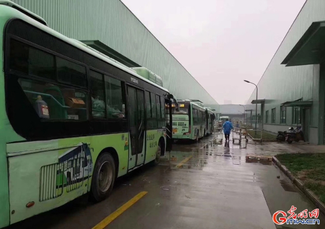 武汉商务局携手公交集团为电商企业解决配送难题 稳住市民的“菜篮子” 武汉商务局携手公交集团为电商企业解决配送难题 稳住市民的“菜篮子”