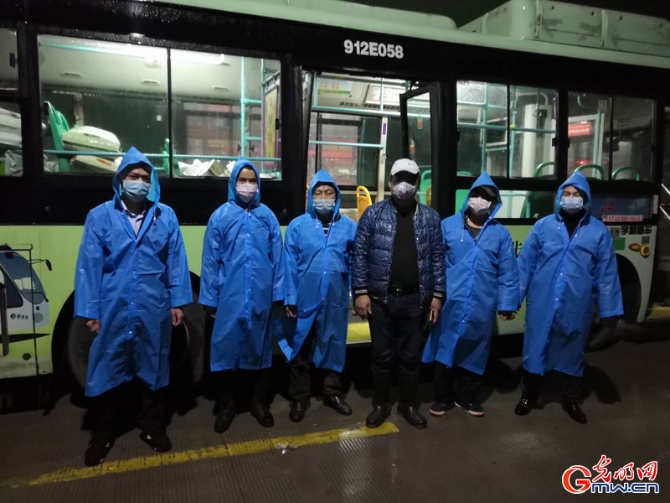 武汉商务局携手公交集团为电商企业解决配送难题 稳住市民的“菜篮子” 武汉商务局携手公交集团为电商企业解决配送难题 稳住市民的“菜篮子”