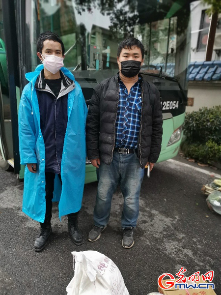 武汉商务局携手公交集团为电商企业解决配送难题 稳住市民的“菜篮子” 武汉商务局携手公交集团为电商企业解决配送难题 稳住市民的“菜篮子”