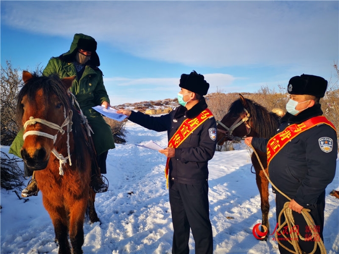 新疆：为偏远山区群众普及野生动物违法犯罪知识（图）