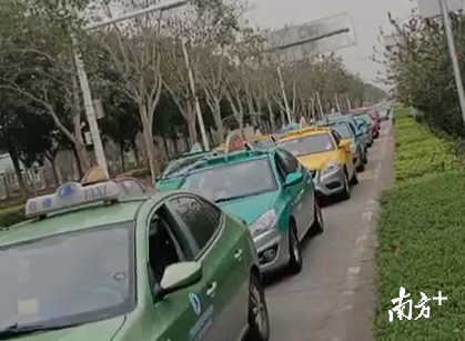 3月3日,广州白云机场外出租车排长队等待调度 3月3日,广州白云机场外出租车排长队等待调度