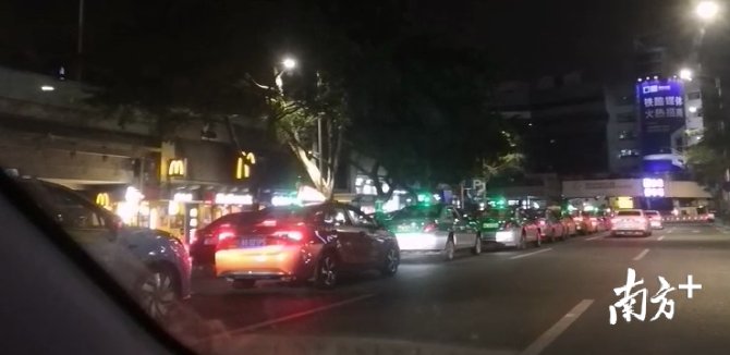 3月2日晚,广州东站外出租车排长队候车 3月2日晚,广州东站外出租车排长队候车