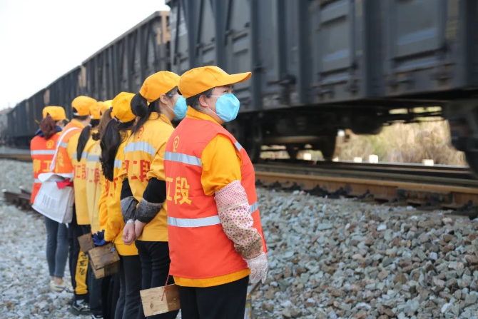 钢轨见证担当丨战“疫”中的铁路人 钢轨见证担当丨战“疫”中的铁路人