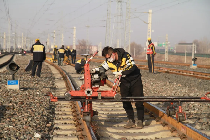 钢轨见证担当丨战“疫”中的铁路人 钢轨见证担当丨战“疫”中的铁路人