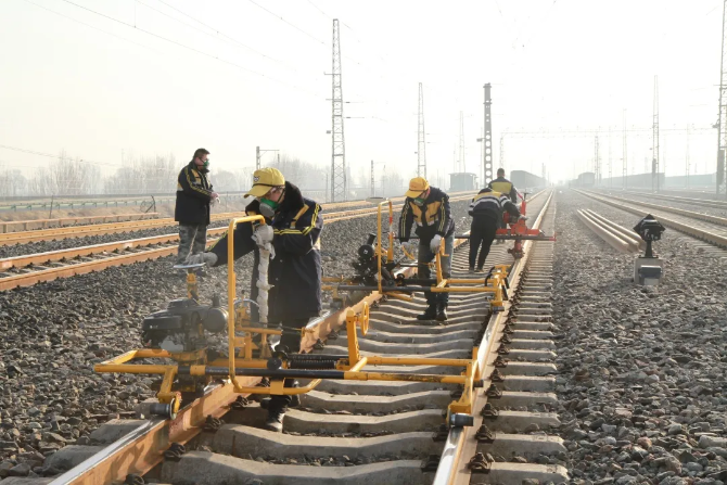 钢轨见证担当丨战“疫”中的铁路人 钢轨见证担当丨战“疫”中的铁路人