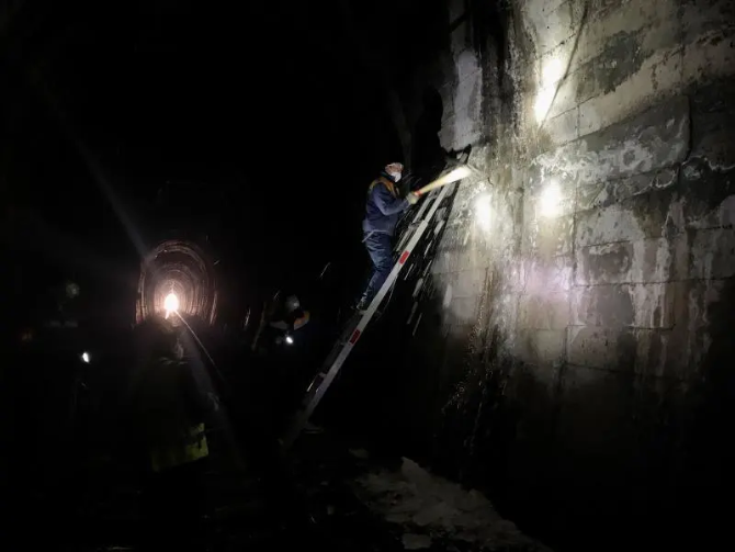 钢轨见证担当丨战“疫”中的铁路人 钢轨见证担当丨战“疫”中的铁路人