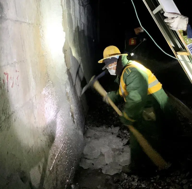 钢轨见证担当丨战“疫”中的铁路人 钢轨见证担当丨战“疫”中的铁路人