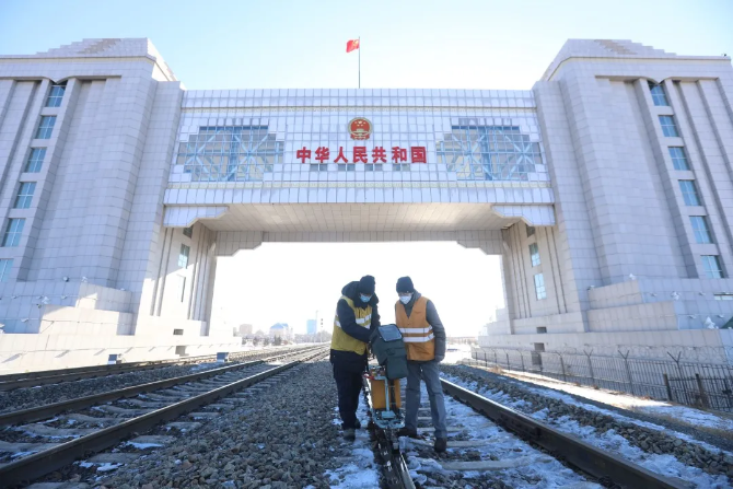 钢轨见证担当丨战“疫”中的铁路人 钢轨见证担当丨战“疫”中的铁路人