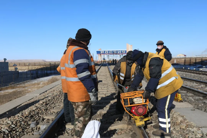 钢轨见证担当丨战“疫”中的铁路人 钢轨见证担当丨战“疫”中的铁路人