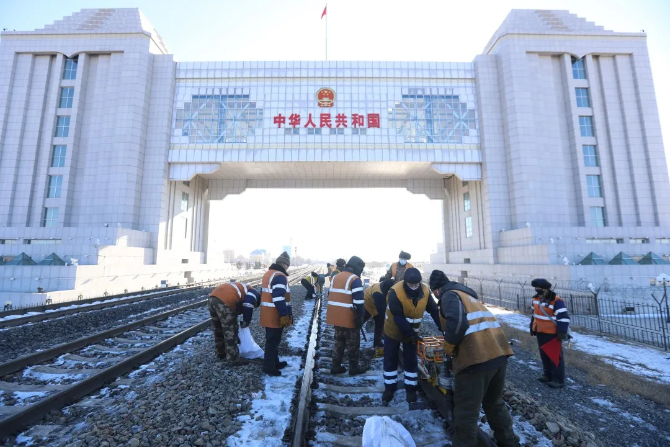 钢轨见证担当丨战“疫”中的铁路人 钢轨见证担当丨战“疫”中的铁路人