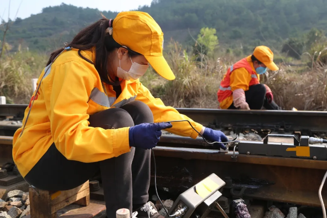 钢轨见证担当丨战“疫”中的铁路人 钢轨见证担当丨战“疫”中的铁路人