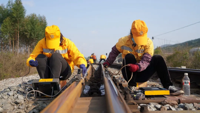 钢轨见证担当丨战“疫”中的铁路人 钢轨见证担当丨战“疫”中的铁路人