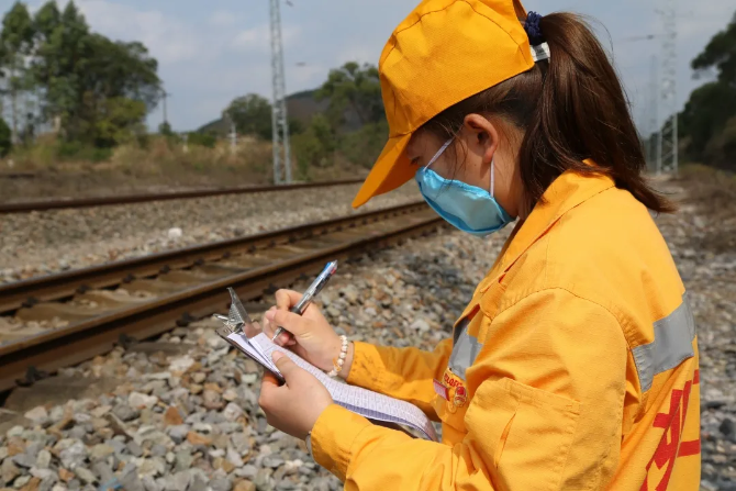 钢轨见证担当丨战“疫”中的铁路人 钢轨见证担当丨战“疫”中的铁路人