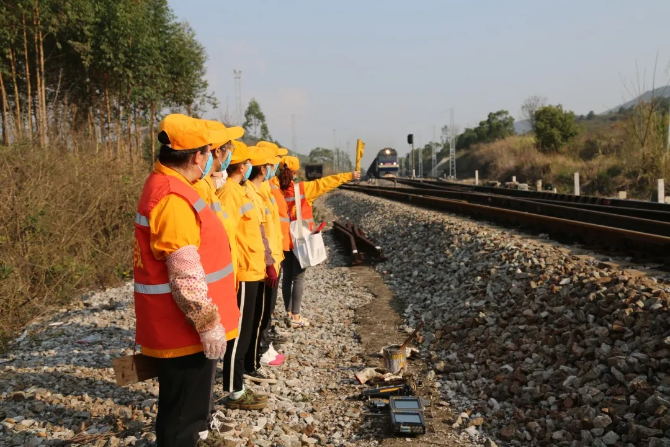 钢轨见证担当丨战“疫”中的铁路人 钢轨见证担当丨战“疫”中的铁路人