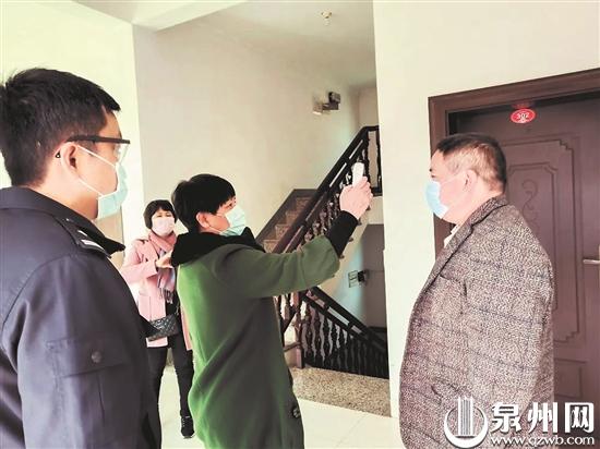 吴丽秀（右二）带领医护人员为居民测量体温