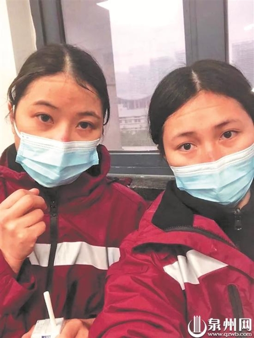 厚重的防护装备在年轻护士的鼻梁上留下了粗糙的压痕