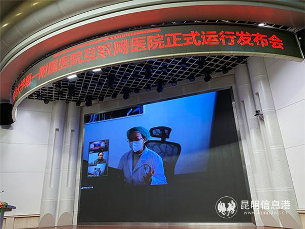 现场连线何黎教授互联网医院云诊室。记者孙红亮摄 现场连线何黎教授互联网医院云诊室。记者孙红亮摄