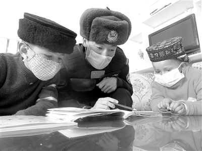 新疆塔什库尔干塔吉克自治县红其拉甫边境派出所民警在为牧民的孩子们补课。