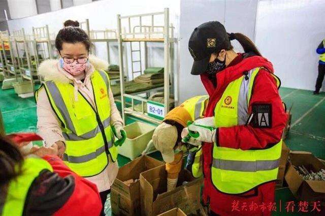 陶梦婷(左一)参加防疫物资搬运与整理