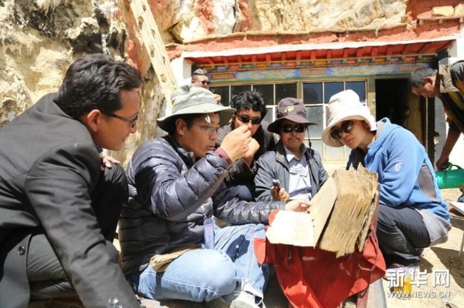 西藏古籍普查工作人员在西藏日喀则市开展古籍普查登记工作(2017年6月20日摄)。新华社记者 春拉 摄 西藏古籍普查工作人员在西藏日喀则市开展古籍普查登记工作(2017年6月20日摄)。新华社记者 春拉 摄