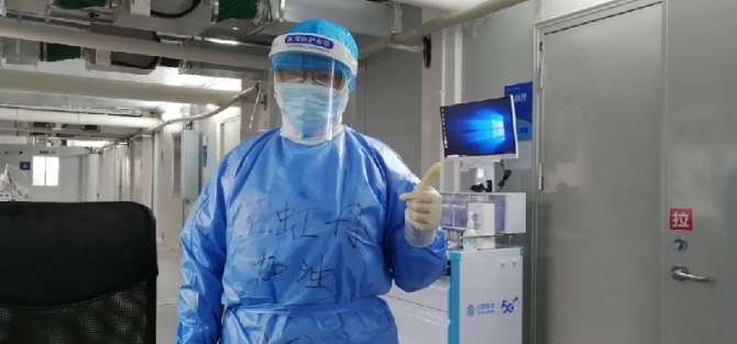 看，这是火神山医院病房里爷爷奶奶的“小棉袄”