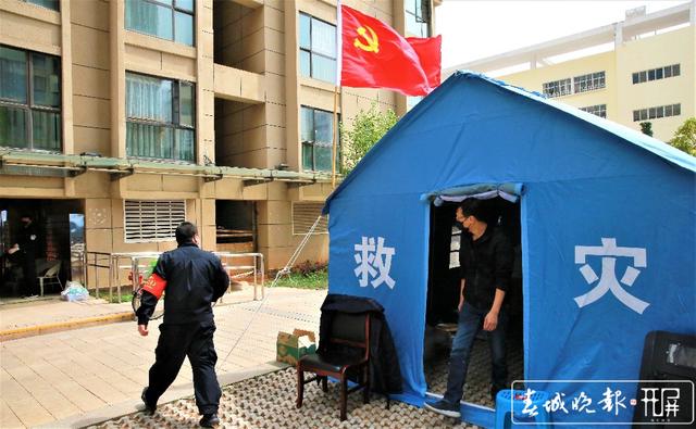 2020.3.16医大广场21栋隔离-民警在单元入口执勤(张扬 摄 张勇 文).jpg