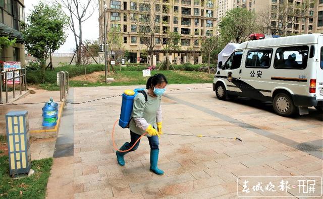 2020.3.16医大广场21栋隔离-社区人员对小区公共空间进行消毒(张扬 摄 张勇 文).jpg