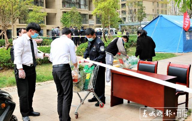 2020.3.16医大广场21栋隔离-下单购物直接配送( 张扬 摄 张勇 文).jpg