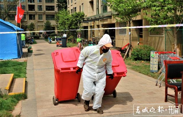 2020.3.16医大广场21栋隔离-隔离期间居民生活垃圾专人清理( 张 扬 摄 张勇 文 ).jpg