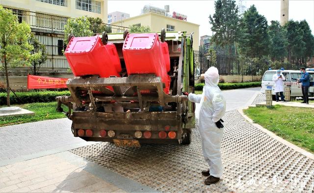 2020.3.16医大广场21栋隔离-隔离期间居民生活垃圾专人清理( 张扬 摄 张 勇 文 ).jpg