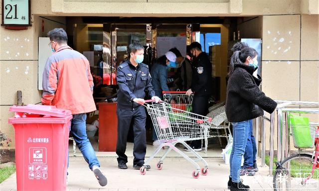 2020.3.16医大广场21栋隔离-下单送菜直接配送( 张扬 摄 张 勇 文 ).jpg