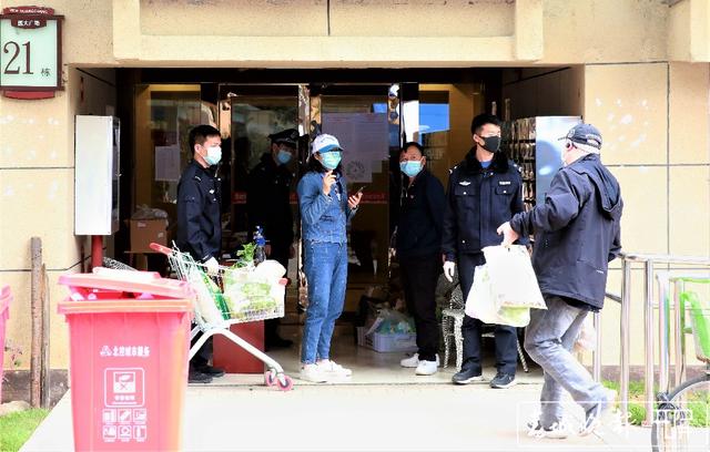 2020.3.16医大广场21栋隔离-下单送菜直接配送(张扬 摄 张勇 文)7.jpg