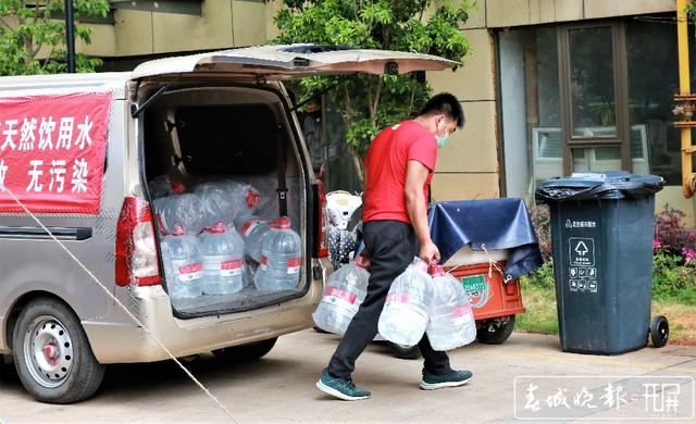 2020.3.16医大广场21栋隔离-要帮忙,饮用水配送直接到门口(张扬 摄 张勇 文).jpg