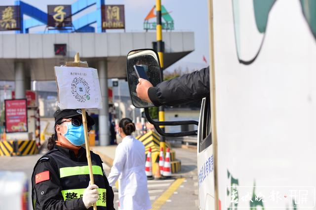 云南公安织密疫情防控网，助力复工复产路 (3).jpg