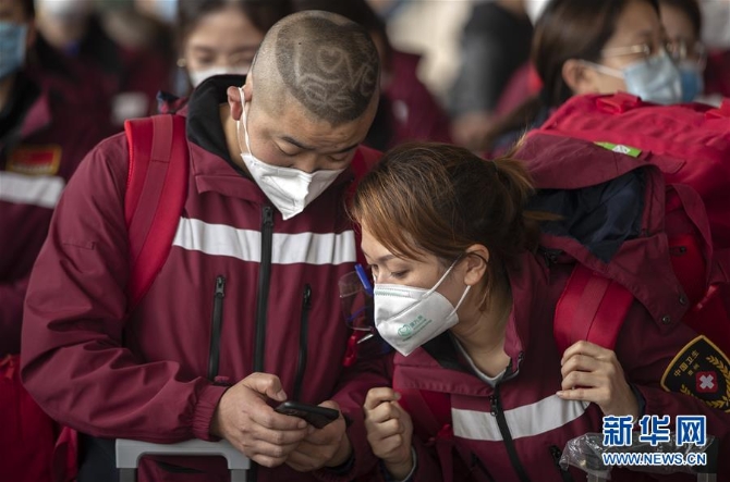 (新华全媒头条·图文互动)(9)最美逆行者,武汉永远记得你!——首批援鄂医疗队返程纪实