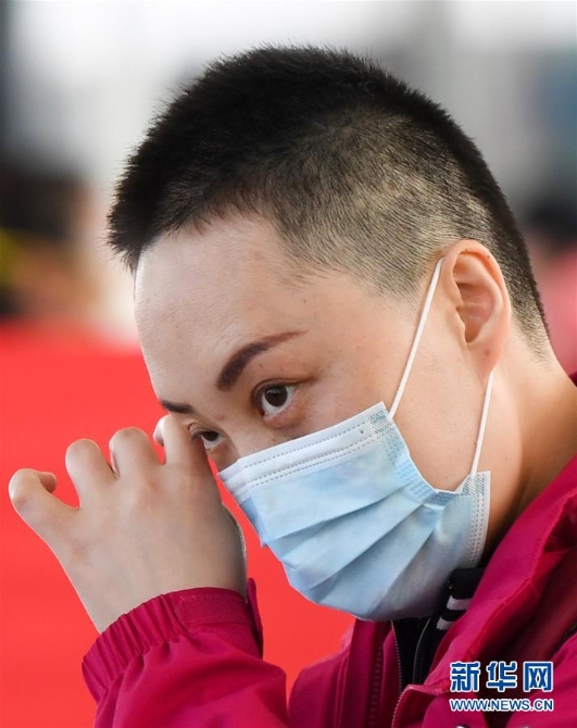 (新华全媒头条·图文互动)(11)最美逆行者,武汉永远记得你!——首批援鄂医疗队返程纪实