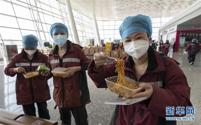 (新华全媒头条·图文互动)(13)最美逆行者,武汉永远记得你!——首批援鄂医疗队返程纪实