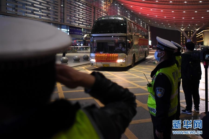 (新华全媒头条·图文互动)(15)最美逆行者,武汉永远记得你!——首批援鄂医疗队返程纪实