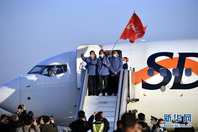 (新华全媒头条·图文互动)(16)最美逆行者,武汉永远记得你!——首批援鄂医疗队返程纪实