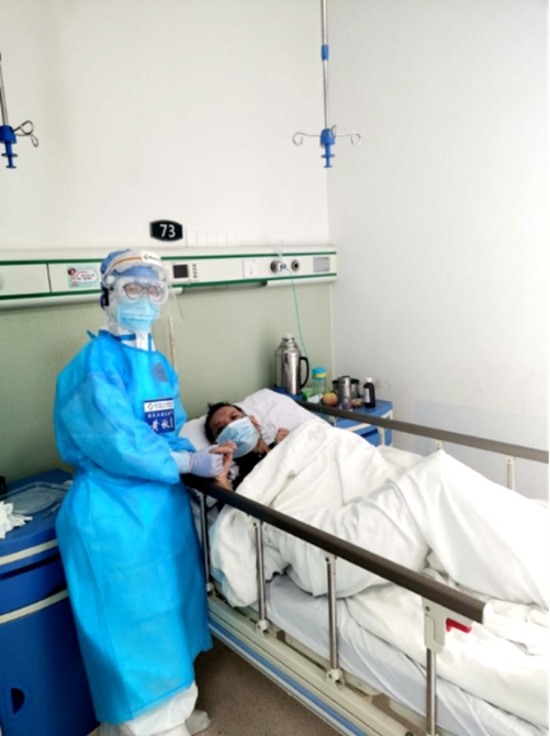 黄秋霞握紧了病人的手 重庆医科大学供图 华龙网发