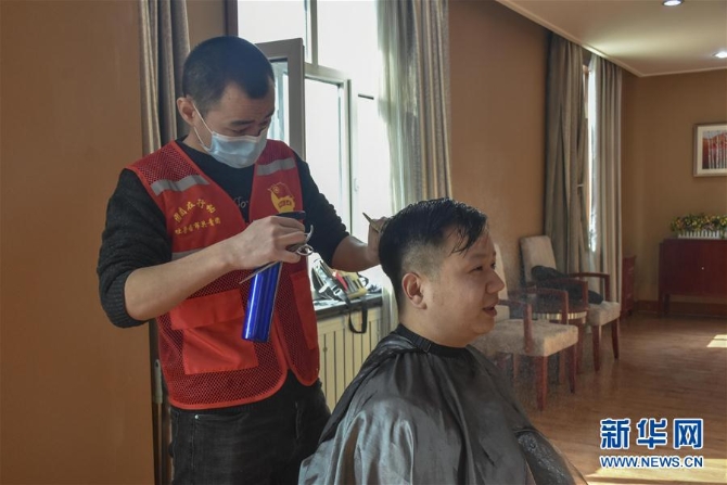 (一线抗疫群英谱·图文互动)(1)“小小发屋”溢真情——新疆“90后”义务理发师马国仁的故事