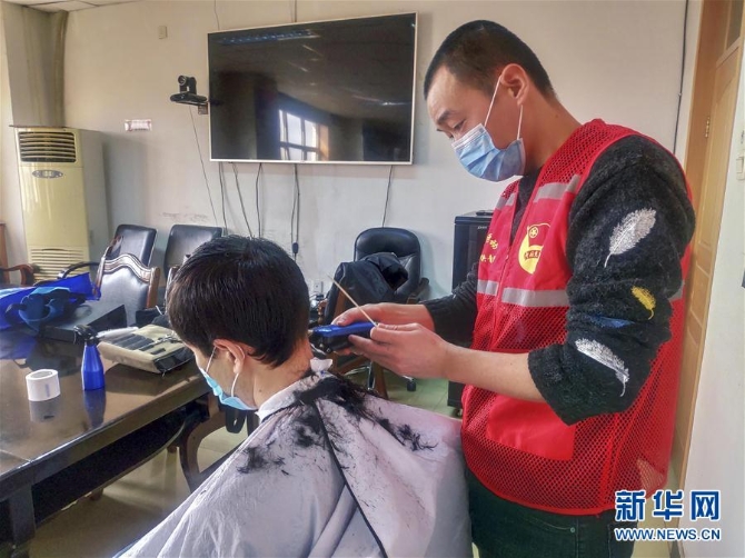 (一线抗疫群英谱·图文互动)(2)“小小发屋”溢真情——新疆“90后”义务理发师马国仁的故事
