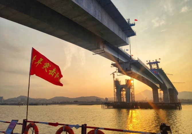 3月26日，福建泉厦漳城市联盟路泉州段跨海大桥主桥右幅钢箱梁吊装完成，顺利实现合龙。为确保工程质量，项目各建设环节坚决落实防疫要求，坚持高质量、高标准，针对大桥建设难题开展专项科技攻关。通讯员 梁宏顺 供图.webp