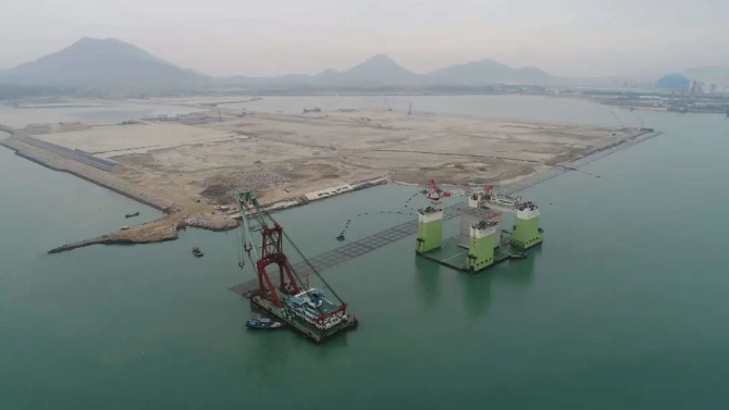 日前，福建厦门港古雷北1号、2号泊位工程第85件沉箱安装完成。该项目年设计通过能力335万吨，是福建省品质工程示范项目。项目部坚持疫情防控和复工复产两手抓，关键岗位职工提前返岗，顺利完成所有沉箱的预制、安装任务。通讯员 刘艳如 供图.webp