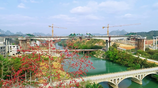日前，广西路桥集团贺州至巴马高速公路（都安至巴马段）巴马枢纽互通A匝道盘阳河2号桥中跨顺利合龙，贺巴高速公路与河百高速公路的衔接互通实现对接。何再召 供图.webp