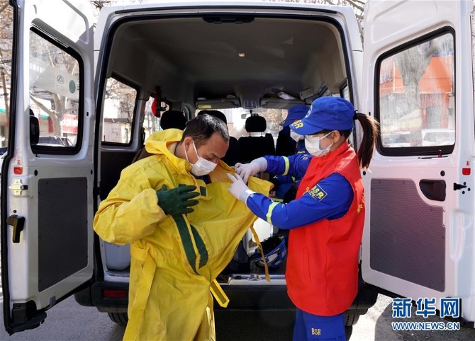 (习近平致敬的战“疫”英雄·志愿者篇·图文互动)(3)他们,微光成炬照征程