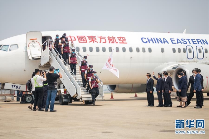 (国际疫情)(2)中国抗疫医疗专家组抵达老挝