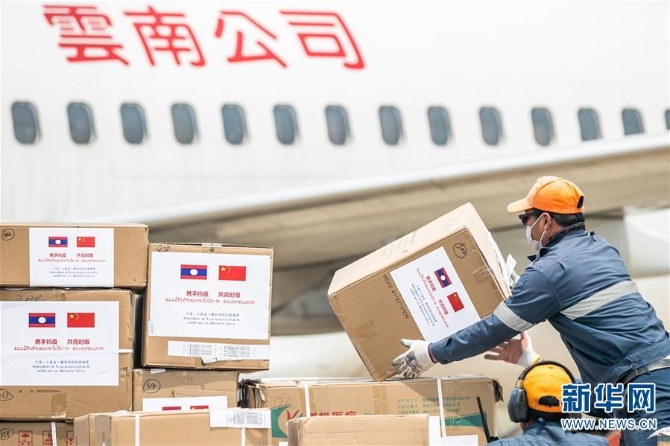 (国际疫情)(4)中国抗疫医疗专家组抵达老挝