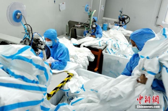 图为3月30日，福建康博医疗科技有限公司的工人赶制医用防护服。
<a target='_blank' href='http://www.chinanews.com/'>中新社</a>记者 张金川 摄